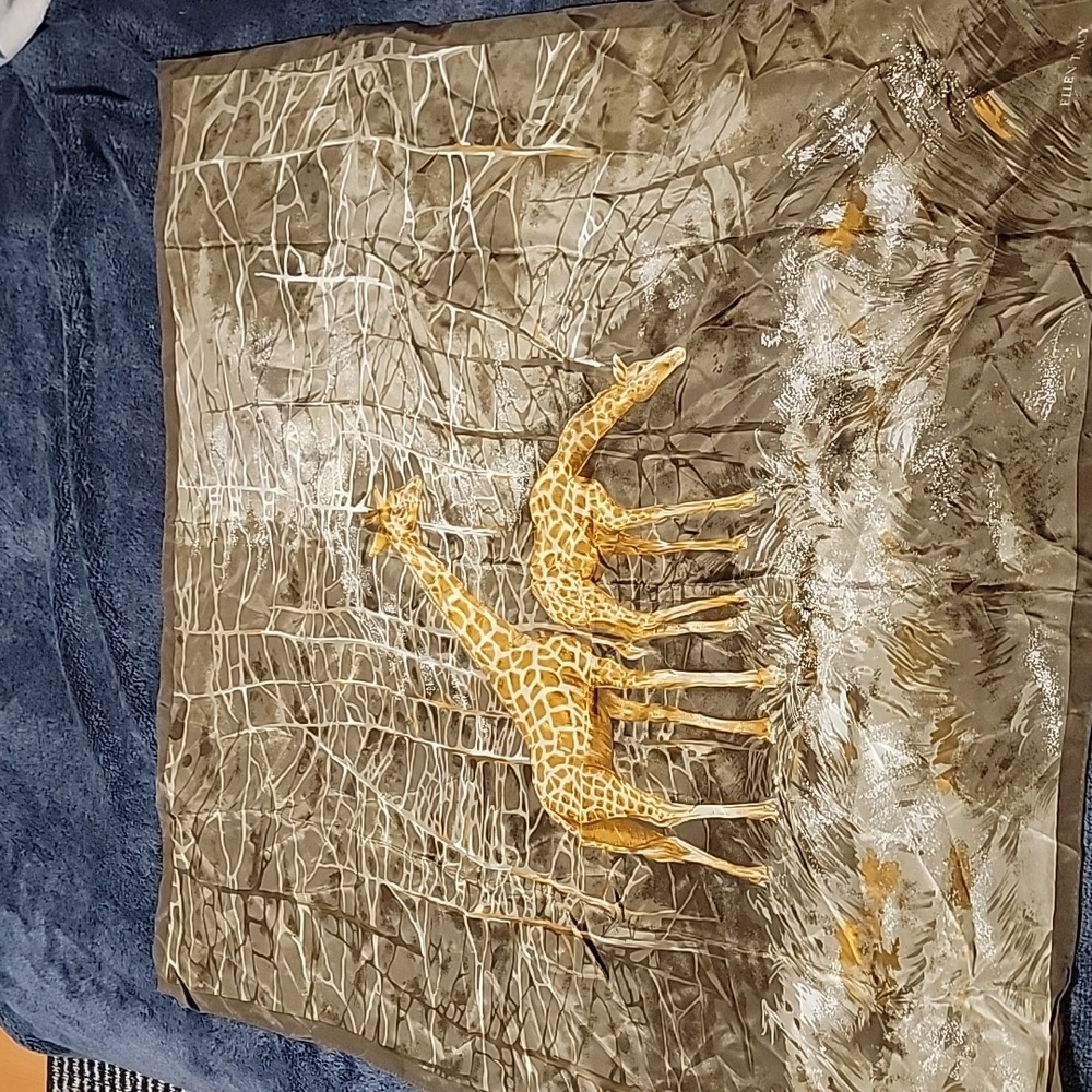 Ellen Tracy Scarf🌼 - Picture 2 of 5